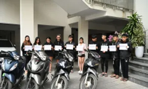 10 'quái xế' bị tạm giữ trong vụ tông chết cô gái đang chờ đèn đỏ 10 'quái xế' bị tạm giữ trong vụ tông chết cô gái đang chờ đèn đỏ