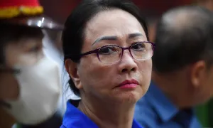 Bà Trương Mỹ Lan ôm, động viên chồng tại tòa Bà Trương Mỹ Lan ôm, động viên chồng tại tòa