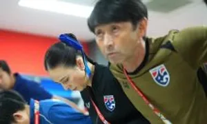 HLV Thái Lan bỏ vào phòng thay đồ vì giận Madam Pang HLV Thái Lan bỏ vào phòng thay đồ vì giận Madam Pang