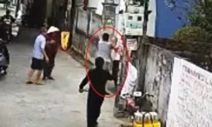 Hành hung cụ ông 82 tuổi vì bao tải sắt vụn Hành hung cụ ông 82 tuổi vì bao tải sắt vụn