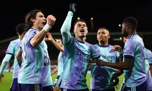 Arsenal trở lại nhì bảng Ngoại hạng Anh Arsenal trở lại nhì bảng Ngoại hạng Anh