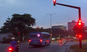 Đến giữa ngã tư đèn chuyển đỏ, nên đi tiếp hay dừng lại? Đến giữa ngã tư đèn chuyển đỏ, nên đi tiếp hay dừng lại?
