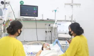 Hai cô gái vĩnh biệt người mẹ chết não hiến tạng ngày cuối năm Hai cô gái vĩnh biệt người mẹ chết não hiến tạng ngày cuối năm