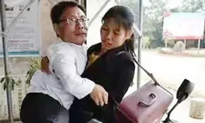 Bác sĩ tí hon nhờ vợ bế đi chữa bệnh cứu người Bác sĩ tí hon nhờ vợ bế đi chữa bệnh cứu người