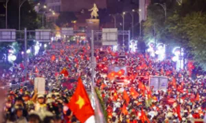 Người hâm mộ 'cháy' suốt đêm đến sáng Người hâm mộ 'cháy' suốt đêm đến sáng