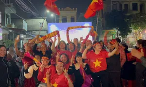 Hàng trăm người đến nhà Tuấn Hải ăn mừng Việt Nam vô địch Hàng trăm người đến nhà Tuấn Hải ăn mừng Việt Nam vô địch
