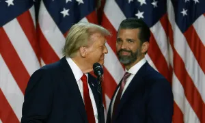 Con trai ông Trump sẽ tới thăm hòn đảo bố muốn mua Con trai ông Trump sẽ tới thăm hòn đảo bố muốn mua