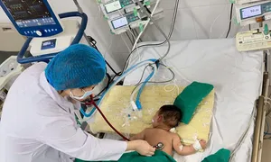 Em bé suýt chết do biến chứng suy hô hấp từ sởi Em bé suýt chết do biến chứng suy hô hấp từ sởi