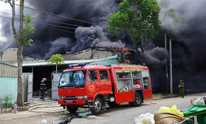 Kho nhựa cháy ngùn ngụt Kho nhựa cháy ngùn ngụt