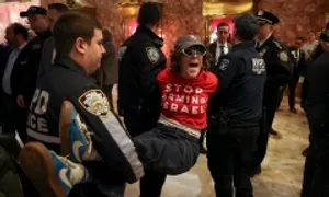 Người biểu tình tràn vào Tháp Trump ở New York Người biểu tình tràn vào Tháp Trump ở New York