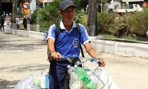 Nam sinh vừa đi học vừa nhặt ve chai, xin cơm thừa để nuôi heo Nam sinh vừa đi học vừa nhặt ve chai, xin cơm thừa để nuôi heo