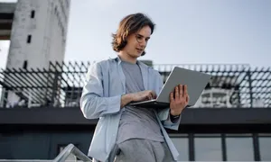 Những Gen Z vờ bận rộn ở công sở Những Gen Z vờ bận rộn ở công sở