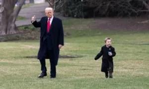 Khoảnh khắc con trai Elon Musk tung tăng chạy theo ông Trump lên trực thăng