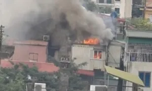 Cháy tại khu tập thể Vọng Đức, nhiều người di tản Cháy tại khu tập thể Vọng Đức, nhiều người di tản