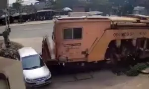 Ôtô gặp nạn do gác chắn đường ngang mở bất thường Ôtô gặp nạn do gác chắn đường ngang mở bất thường