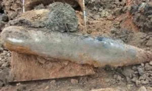 Bom gần 350 kg nằm dưới nền sân bóng Bom gần 350 kg nằm dưới nền sân bóng