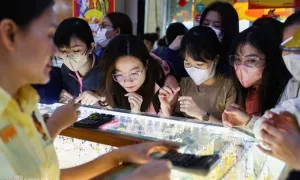 Sao không bán vàng giá đỉnh 100 triệu mà chen chúc đi mua? Sao không bán vàng giá đỉnh 100 triệu mà chen chúc đi mua?