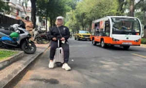 Bị phạt vì lái valy điện trên đường trung tâm TP HCM Bị phạt vì lái valy điện trên đường trung tâm TP HCM