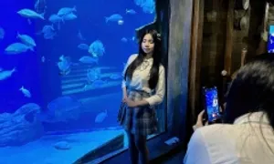 Người trẻ Hà Nội 'đu trend' đi thủy cung Người trẻ Hà Nội 'đu trend' đi thủy cung
