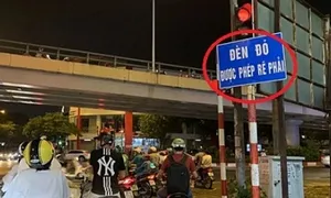 Ở nơi 'đèn đỏ được rẽ phải', tài xế ứng xử thế nào khi gặp đèn vàng? Ở nơi 'đèn đỏ được rẽ phải', tài xế ứng xử thế nào khi gặp đèn vàng?