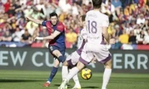 Lewandowski giải cứu Barca bằng cú đúp tuyệt phẩm Lewandowski giải cứu Barca bằng cú đúp tuyệt phẩm