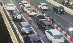 6 ôtô tông liên hoàn trên cầu Sài Gòn 6 ôtô tông liên hoàn trên cầu Sài Gòn