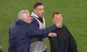Fenerbahce: 'HLV Galatasaray khiêu khích Mourinho rồi ngã như bị bắn' Fenerbahce: 'HLV Galatasaray khiêu khích Mourinho rồi ngã như bị bắn'