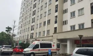 Thanh niên truy sát nhiều người ở chung cư, một cô gái tử vong Thanh niên truy sát nhiều người ở chung cư, một cô gái tử vong