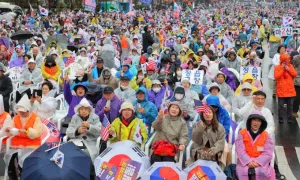Hàng nghìn người ủng hộ ông Yoon xuống đường biểu tình Hàng nghìn người ủng hộ ông Yoon xuống đường biểu tình