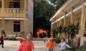 Cháy ôtô trong trường, học sinh bỏ chạy Cháy ôtô trong trường, học sinh bỏ chạy