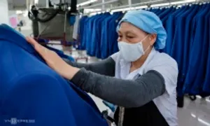 Doanh nghiệp dệt may xoay xở giữa 'bão' thuế của ông Trump Doanh nghiệp dệt may xoay xở giữa 'bão' thuế của ông Trump