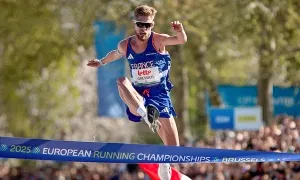 Runner Pháp nhảy qua băng đích khi vô địch giải half marathon Runner Pháp nhảy qua băng đích khi vô địch giải half marathon