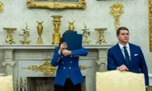 Thống đốc Dân chủ che mặt khi chụp ảnh gần ông Trump Thống đốc Dân chủ che mặt khi chụp ảnh gần ông Trump