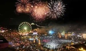 Xem pháo hoa, tham gia té nước tại Summer Fest 2025 Xem pháo hoa, tham gia té nước tại Summer Fest 2025