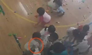 Cô giáo mầm non lôi trẻ vào góc khuất đánh liên tiếp Cô giáo mầm non lôi trẻ vào góc khuất đánh liên tiếp