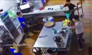 Ba thanh niên truy sát nhân viên quán lẩu Ba thanh niên truy sát nhân viên quán lẩu