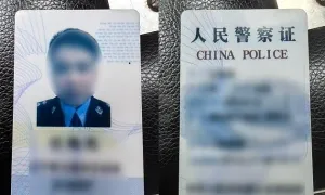 'Cảnh sát giả' bị bắt vì giơ thẻ dỏm trước cảnh sát thật 'Cảnh sát giả' bị bắt vì giơ thẻ dỏm trước cảnh sát thật