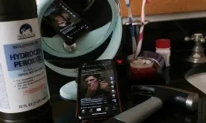 Nam giới Gen Z dùng búa để tạo khuôn mặt nam tính Nam giới Gen Z dùng búa để tạo khuôn mặt nam tính