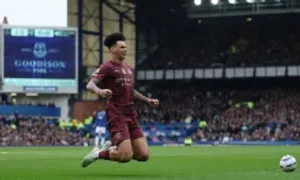 Man City thắng muộn nhờ hậu vệ 20 tuổi Man City thắng muộn nhờ hậu vệ 20 tuổi
