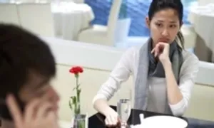 Nghi cô bạn bị chàng trai phông bạt 'bào tiền', tôi có nên can thiệp? Nghi cô bạn bị chàng trai phông bạt 'bào tiền', tôi có nên can thiệp?