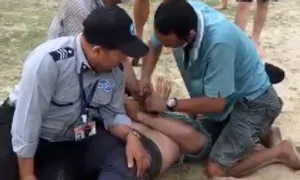 Kẻ trộm túi của du khách tắm biển bị khống chế Kẻ trộm túi của du khách tắm biển bị khống chế