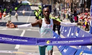Hai anh em ruột đầu tiên cùng vô địch Boston Marathon Hai anh em ruột đầu tiên cùng vô địch Boston Marathon