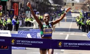 Runner Kenya phá sâu kỷ lục nữ của Boston Marathon Runner Kenya phá sâu kỷ lục nữ của Boston Marathon