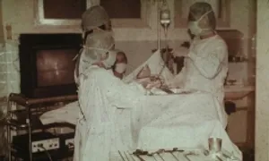 Ký ức bác sĩ một thời thiếu thuốc, luộc kim tiêm để dùng lại Ký ức bác sĩ một thời thiếu thuốc, luộc kim tiêm để dùng lại