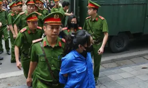 24 'quái xế' ra tòa trong vụ tông chết cô gái chờ đèn đỏ ở Hà Nội 24 'quái xế' ra tòa trong vụ tông chết cô gái chờ đèn đỏ ở Hà Nội