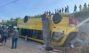 Ôtô chở 20 học sinh bị lật Ôtô chở 20 học sinh bị lật