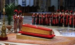 Đội cận vệ canh gác linh cữu Giáo hoàng Francis Đội cận vệ canh gác linh cữu Giáo hoàng Francis