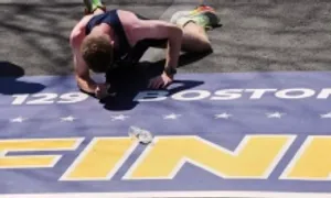 Runner 20 tuổi bò về đích tại Boston Marathon 2025 Runner 20 tuổi bò về đích tại Boston Marathon 2025