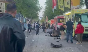 Lao xe vào đám đông dự lễ hội ở Canada Lao xe vào đám đông dự lễ hội ở Canada