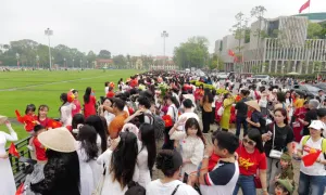 Đông nghịt người chụp ảnh mừng ngày thống nhất bên Lăng Bác Đông nghịt người chụp ảnh mừng ngày thống nhất bên Lăng Bác